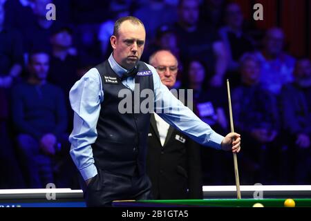 Mark Williams of Wales hält einen Schuss an Mark Selby aus England bei der ersten Runde der Player-Meisterschaft 2020 in Southport, Großbritannien, am 24. Februar 2020 für möglich. Mark Selby aus England besiegte Mark Williams aus Wales mit 6:0. Stockfoto