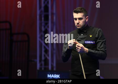 Mark Selby aus England hält einen Schuss an Mark Williams of Wales bei der ersten Runde der Player-Meisterschaft 2020 in Southport, Großbritannien, am 24. Februar 2020 für möglich. Mark Selby aus England besiegte Mark Williams aus Wales mit 6:0. Stockfoto