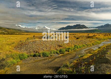 Landschaft Neuseeland - Mt. Cook (Aoraki) Der höchste Berg Neuseelands mit blauen Felsen und weißem Schnee auf der obersten Wiese vor. Stockfoto