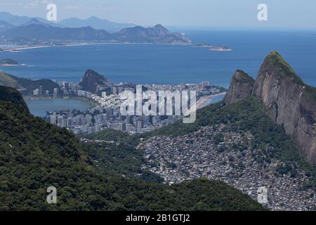 Rio de Janeiro von einem hohen Aussichtspunkt im tropischen Nationalpark Tijuca mit Küste der Südseite der Stadt und Niteroi dahinter gesehen Stockfoto