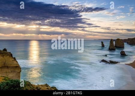 Die Zwölf Apostel bei Sonnenuntergang. Great Ocean Road, Victoria, Australien Stockfoto