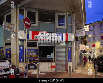 Nice, Frankreich - 24. November 2019: Fassade des geschlossenen Bahnhofs Police Municipale im Zentrum von Nizza Stockfoto