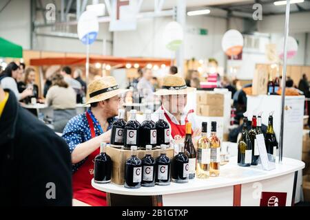 Straßburg, Frankreich - 16. Februar 2020: Fröhliche Atmosphäre bei Vignerons Independent English: Unabhängige Winzer der französischen Weinmesse für Privat- und Horeca-Kunden Stockfoto