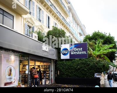 Nice, Frankreich - 24. November 2019: Best Western Hotel im Zentrum von Nizza an der Promenade Anglais und Saga Kosmetikgeschäft Stockfoto