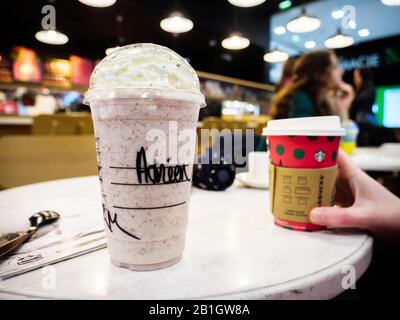 Nice, Frankreich - 24. November 2019: Blick auf das Starbucks Café mit köstlichen Frappuccino mit Namen Adrien und Kunden im Hintergrund Stockfoto