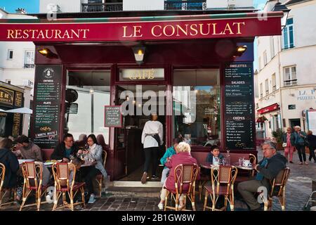 Paris, Frankreich - 20. September 2019: Typisches Restaurant im malerischen Pariser Viertel Montmartre Stockfoto