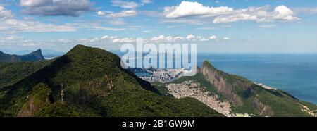 Rio de Janeiro Panorama mit tropischem Regenwald im Vordergrund und Corcovado und Two Brothers Berg, Shantytown von Rocinha und South Side Stockfoto