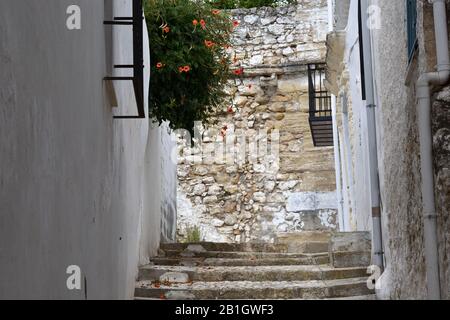 Weiße Gasse einer andalusischen Stadt Stockfoto