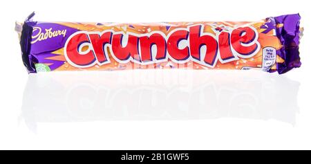 Winneconne, WI - 17. Februar 2020: Ein Paket von Cadbury Crunchie auf isoliertem Hintergrund. Stockfoto