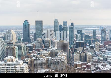 Skyline von Montreal von Kondiaronk Belvedere / Mont-Royal im Winter Stockfoto