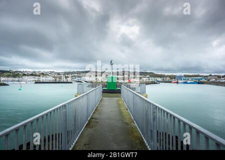 Aussichtspunkt auf den Hafen von Howth mit Fischerbooten und Jachten im Jachthafen. Bewölktes Wetter im Hafen von Howth, Dublin, Irland Stockfoto