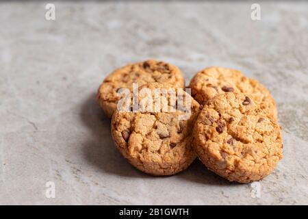 Frisch gebackene Plätzchen auf marmorierter Textur Stockfoto