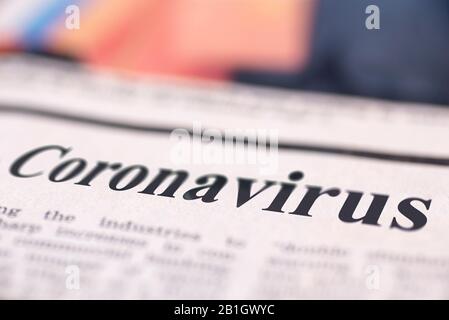Virusausbruch schrieb Zeitung Nahaufnahme zum Text. Stockfoto