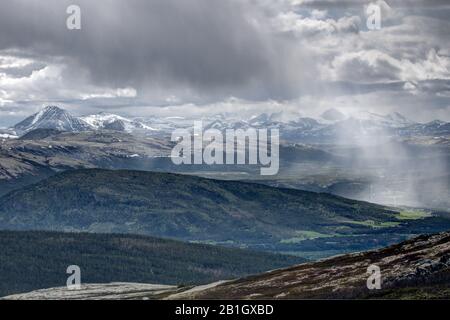 Regenwolke über den Rondane National Park, Norwegen, Rondane National Park, Alvdal Stockfoto