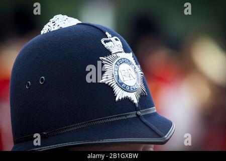 London Metro Polizeihelm vor verschwommem Hintergrund, England Stockfoto