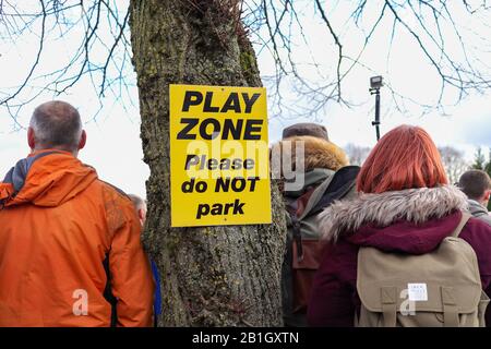 Ashbourne, Großbritannien. Februar 2020. Der erste Tag des zweitägigen Shrovetide Football Spiels in der Marktstadt Ashbourne, Derbyshire. Das Spiel wird mit zwei Teams gespielt, den Up'Ards und den Down'Ards. Es gibt zwei Torpfosten, die 3 Meilen (4,8 km) voneinander entfernt sind, einen in Sturston Mill (wo der Up'Ards versucht zu Punkten), einen anderen in Clifton Mill (wo der Down'Ards-Score). Penelope Barritt/Alamy Live News Stockfoto