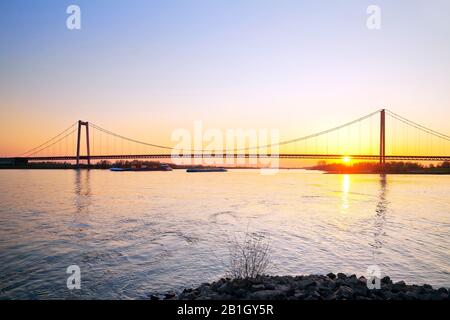 Brücke über den Rhein bei Sonnenuntergang, Deutschland, Nordrhein-Westfalen, Niederrhein, Emmerich Stockfoto