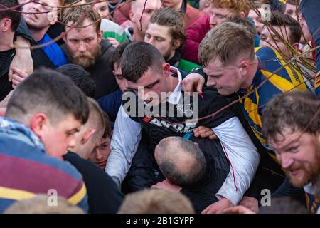 Ashbourne, Großbritannien. Februar 2020. Der erste Tag des zweitägigen Shrovetide Football Spiels in der Marktstadt Ashbourne, Derbyshire. Das Spiel wird mit zwei Teams gespielt, den Up'Ards und den Down'Ards. Es gibt zwei Torpfosten, die 3 Meilen (4,8 km) voneinander entfernt sind, einen in Sturston Mill (wo der Up'Ards versucht zu Punkten), einen anderen in Clifton Mill (wo der Down'Ards-Score). Penelope Barritt/Alamy Live News Stockfoto