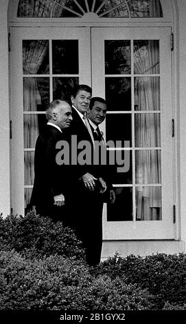 Washington, D.C. USA, 14. Februar 1984Präsident Ronald Reagan spaziert mit Präsident Husni Mubarak aus Ägypten und König Hussein II. Von Jordon entlang der Kolonnade des Rosengartens. Kredit: Mark Reinstein/MediaPunch Stockfoto