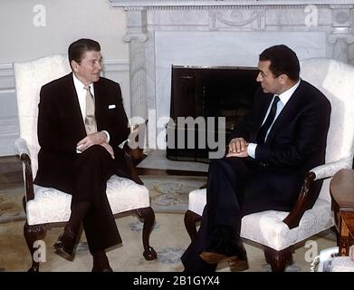 Washington DC. USA, 14. Februar 1984 Präsident Ronald Reagan trifft sich mit dem ägyptischen Präsidenten Husni Mubarak im Oval Office des Weißen Hauses. Kredit: Mark Reinstein/MediaPunch Stockfoto