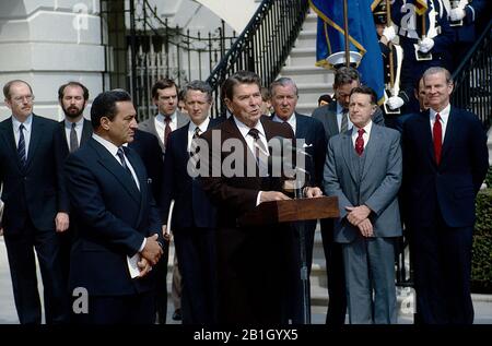 Washington DC., USA, 12. März 1985Präsident Ronald Reagan mit dem ägyptischen Präsidenten Husni Mubarak, der nach ihrem früheren Treffen im Oval Office Abreiseanmerkungen im South Portico vorlegte Credit: Mark Reinstein/MediaPunch Stockfoto