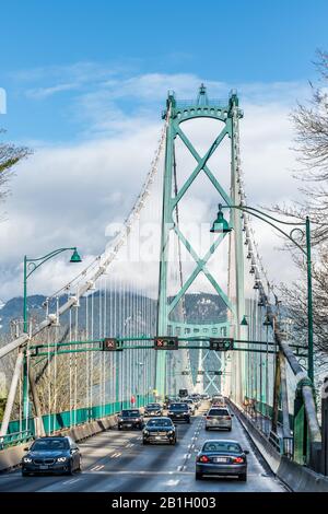 Vancouver, British Columbia, Kanada - Dezember 2019 - Schöner Blick auf die Straßen von Vancouver auf dem Weg zur Lions Gate Bridge an einem blauen Himmelstag. Stockfoto