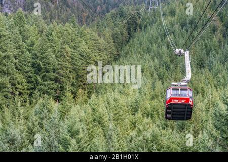 Vancouver, British Columbia, Kanada - Dezember 2019 - Red Skyride zum Grouse Mountain, dem Gipfel von Vancouver. Stockfoto