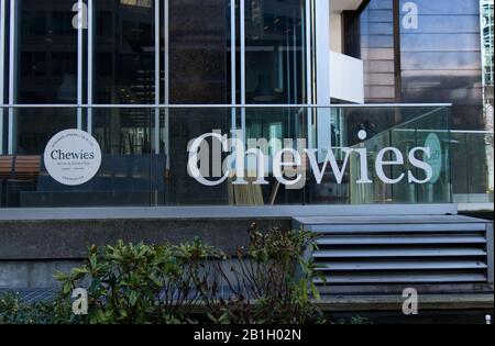 Vancouver, Kanada - Februar 17.2020: Blick auf den Eingang "Chewies, Steam and Oyster Bar" an der West Hasting Street im Stadtzentrum von Vancouver Stockfoto