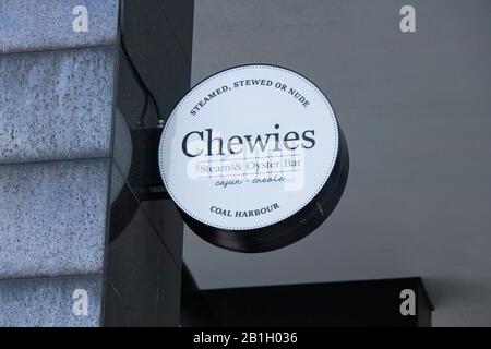 Vancouver, Kanada - Februar 17.2020: Blick auf das Schild "Chewies, Steam and Oyster Bar" in der West Hasting Street im Stadtzentrum von Vancouver Stockfoto