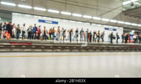 Verschwommene Menschen warten am Bahnhof - Citylife und Transportkonzept - Entschärfte Bilder Stockfoto