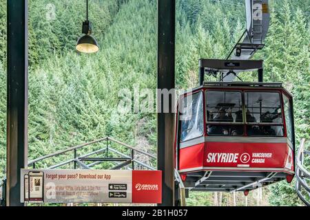 Vancouver, British Columbia, Kanada - Dezember 2019 - Red Skyride zum Grouse Mountain, dem Gipfel von Vancouver. Stockfoto