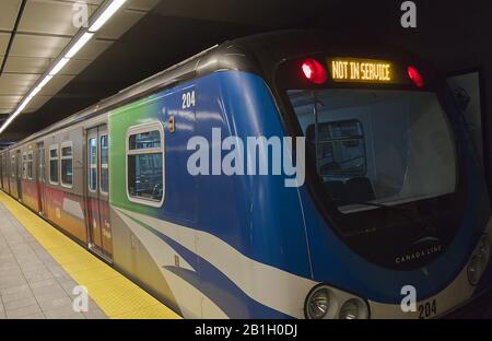 Vancouver, Kanada - 17. Februar 2020: Blick auf eine Vancouver SkyTrain Metro 'Canada Line' am Bahnhof Waterfront mit Schild 'Not in Service' Stockfoto