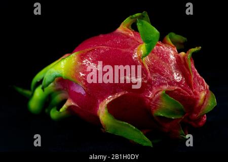 Eine Drachenfrucht (Pitaya) zwischen zwei Karambolen, auch bekannt als die Sternfrucht Stockfoto