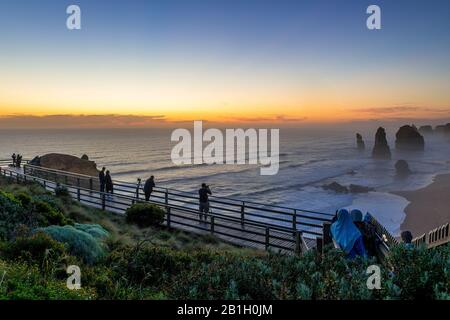 Fotografen fotografieren die zwölf Apostel bei Sonnenuntergang. Great Ocean Road, Victoria, Australien Stockfoto