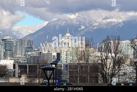 Vancouver, Kanada - Februar 17.2020: Blick auf die Innenstadt von Vancouver von der City Hall mit Grouse Mountain im Hintergrund am sonnigen Tag Stockfoto