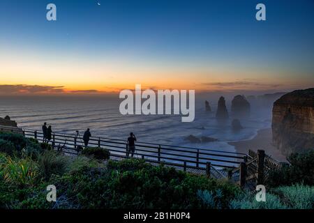 Fotografen fotografieren die zwölf Apostel bei Sonnenuntergang. Great Ocean Road, Victoria, Australien Stockfoto