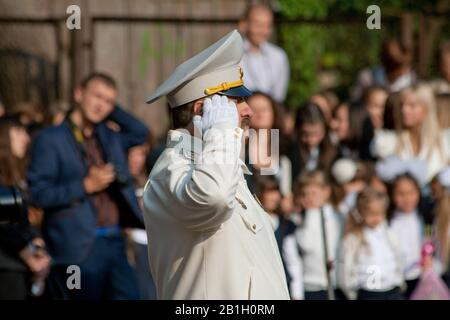 Ukraine, 01. September 2013. Mann in einheitlichen Saluten Stockfoto
