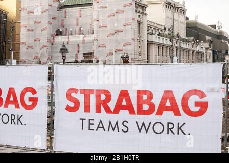 Belgrad, SERBIEN - 25. AUGUST 2018: Strabag Logo auf einer Ihrer Baustellen in Belgrad. Strabag ist ein Bauunternehmen aus Österreich, eines Stockfoto