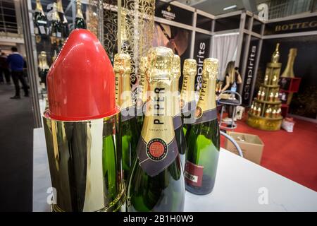 Paris, FRANKREICH - 24. FEBRUAR 2019: Piper Heidsieck Champagner-Logo auf Flaschen in einem Laden. Piper ist eine französische Marke von Champagnerwein, einem Luxus Stockfoto