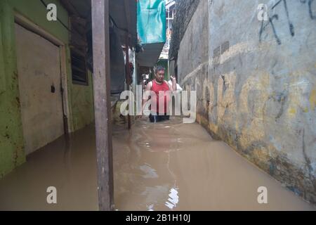 Jakarta, DKI Jakarta, Indonesien. Februar 2020. Die Bewohner waten durch ein Gebiet mit Wasserzeichen in Rawajati.Dutzende von Jakarta-Vierteln wurden überschwemmt, nachdem die sintflutartigen Regenfälle Indonesiens Hauptstadt erreicht hatten, weniger als zwei Monate nachdem fast 70 Menschen bei einigen der schlimmsten Überschwemmungen der Megacity seit Jahren getötet wurden. Gutschrift: Agung Fatma Putra/SOPA Images/ZUMA Wire/Alamy Live News Stockfoto