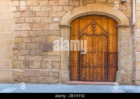 Gandesa, Spanien - 19. Oktober 2019: Alte Holztür, Tarragona, Katalonien Stockfoto