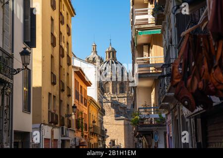 Granada, Spanien - 6. Januar 2020: Blick auf das Gebäude der Basilika der Heiligen Justus und Pastor mit Blick auf die Straße, Andalusien Stockfoto