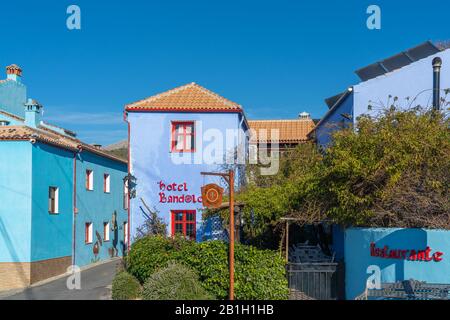 Juzcar, Spanien - 8. Januar 2020: Gebäude in der blauen Stadt Juzcar, Provinz Málaga Stockfoto