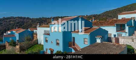 Juzcar, Spanien - 8. Januar 2020: Gebäude in der blauen Stadt Juzcar, Provinz Málaga Stockfoto