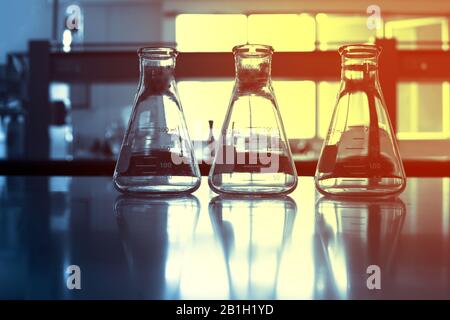 Drei Gläser bläschen auf blauem Hintergrund im Forschungslabor der Chemie Stockfoto