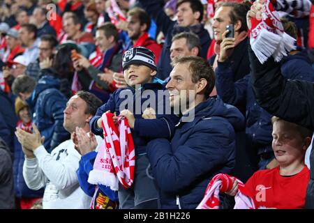 Prag, Tschechien - Oktober 23, 2019: Slavia Praha Unterstützer genießen Sie das UEFA Champions League Spiel gegen Barcelona im Eden Arena in Prag, Tschechische Republik Stockfoto