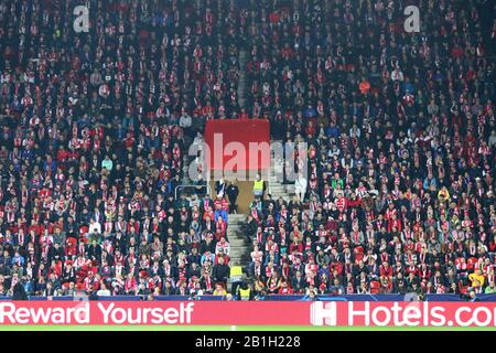 Prag, TSCHECHIEN - 23. OKTOBER 2019: Überfüllte Tribunen der Eden Arena in Prag beim UEFA Champions League-Spiel Slavia Praha gegen Barcelona. Stadion auch bekannt als Sinobo-Stadion. Kapazität: 19370 Personen Stockfoto