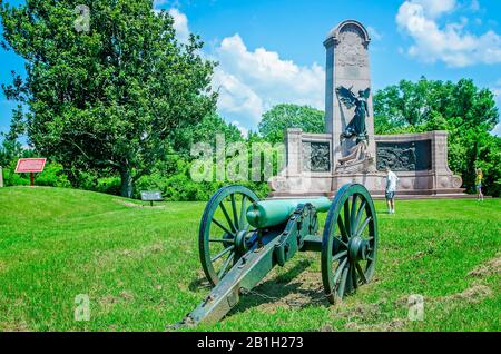 Touristen sehen die staatliche Gedenkstätte von Missouri im Vicksburg National Military Park in Vicksburg, Mississippi. Stockfoto