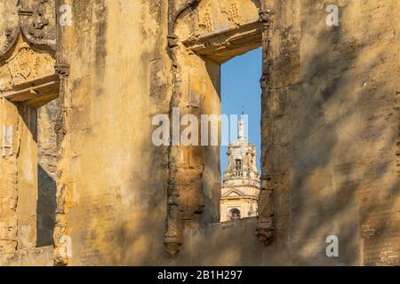 Der Kirchturm an der Mosque-Kathedrale von Cordoba, Andalusien, Spanien. Mit selektivem Fokus Stockfoto
