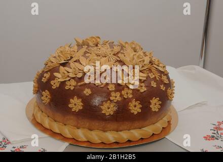 Kiew, Ukraine. Februar 2020. Hochzeitstorte auf dem Tisch während eines Workshops über das Formen traditioneller ukrainischer Zierelemente aus Teig-Broten Credit: Alexey Ivanov/SOPA Images/ZUMA Wire/Alamy Live News Stockfoto